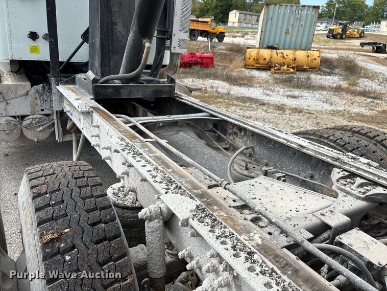 image for item EN5624 2009 International 9200i dump truck