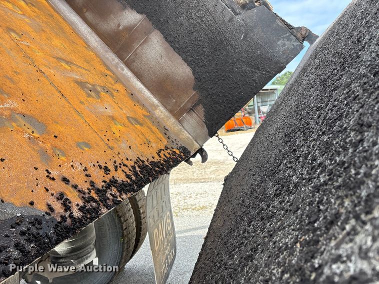 image for item EN5624 2009 International 9200i dump truck