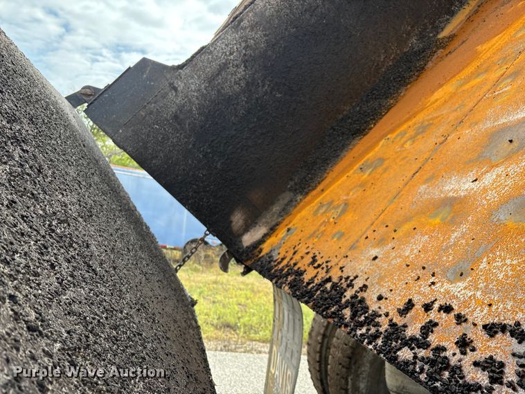 image for item EN5624 2009 International 9200i dump truck