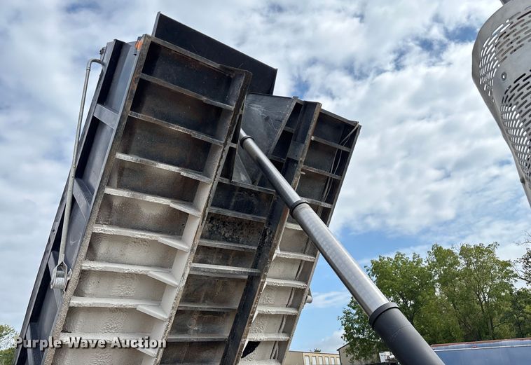 image for item EN5624 2009 International 9200i dump truck