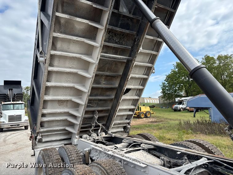 image for item EN5624 2009 International 9200i dump truck