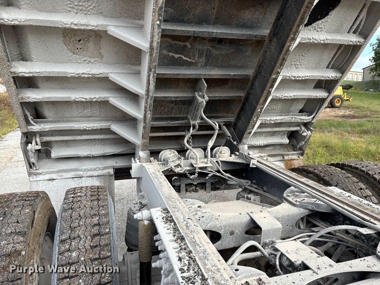 image for item EN5624 2009 International 9200i dump truck