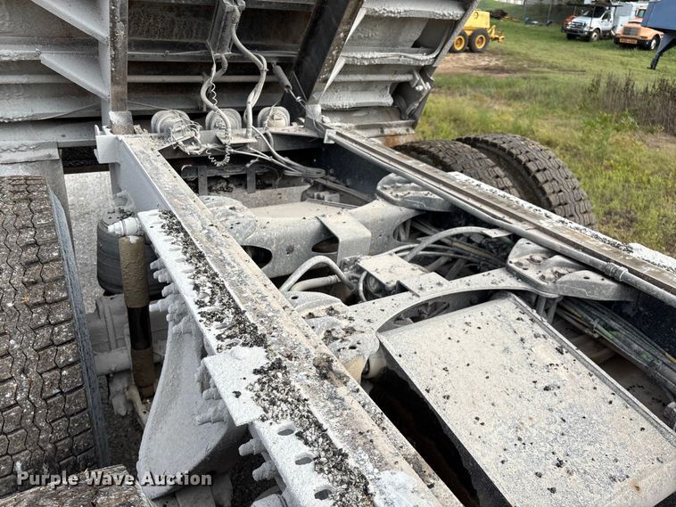 image for item EN5624 2009 International 9200i dump truck