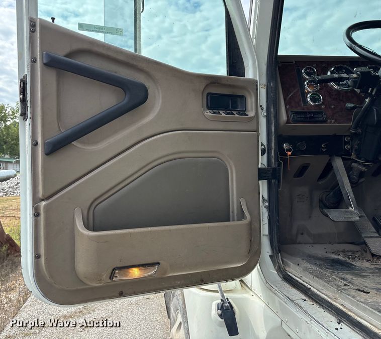 image for item EN5624 2009 International 9200i dump truck