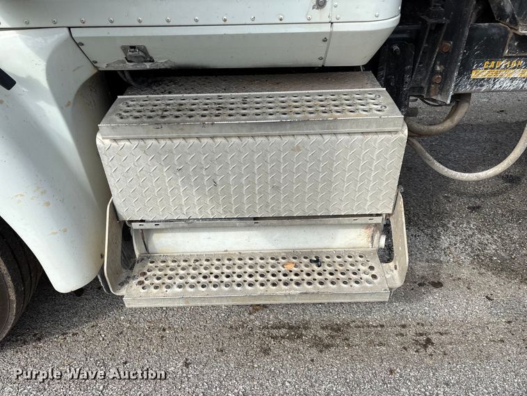 image for item EN5624 2009 International 9200i dump truck