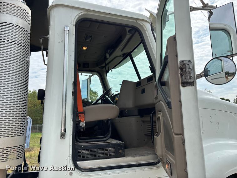 image for item EN5624 2009 International 9200i dump truck