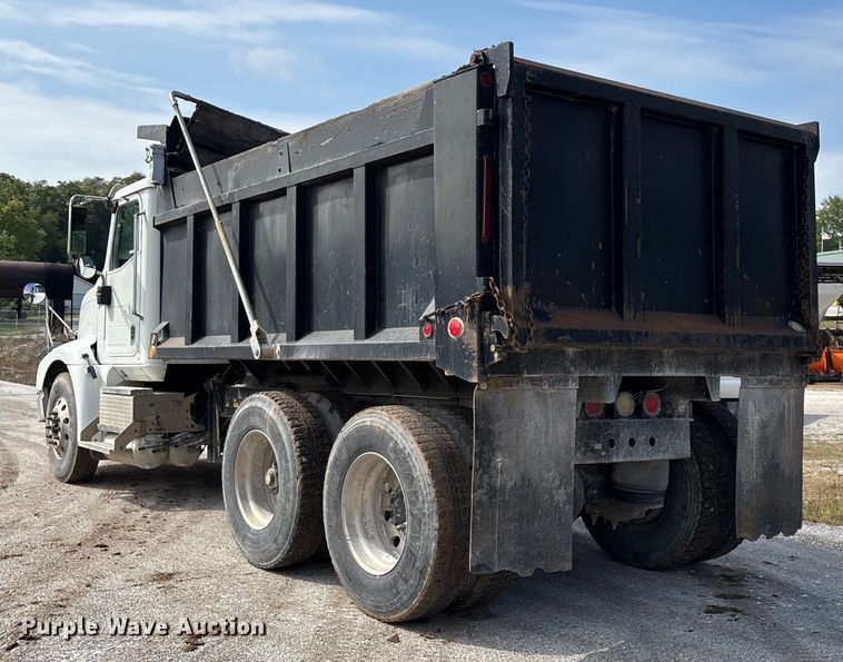 image for item EN5625 2009 International 9200i dump truck