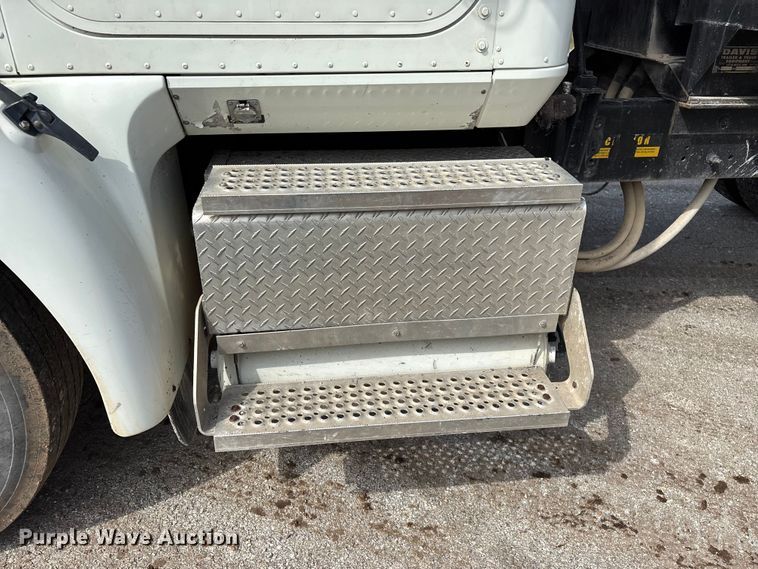 image for item EN5625 2009 International 9200i dump truck