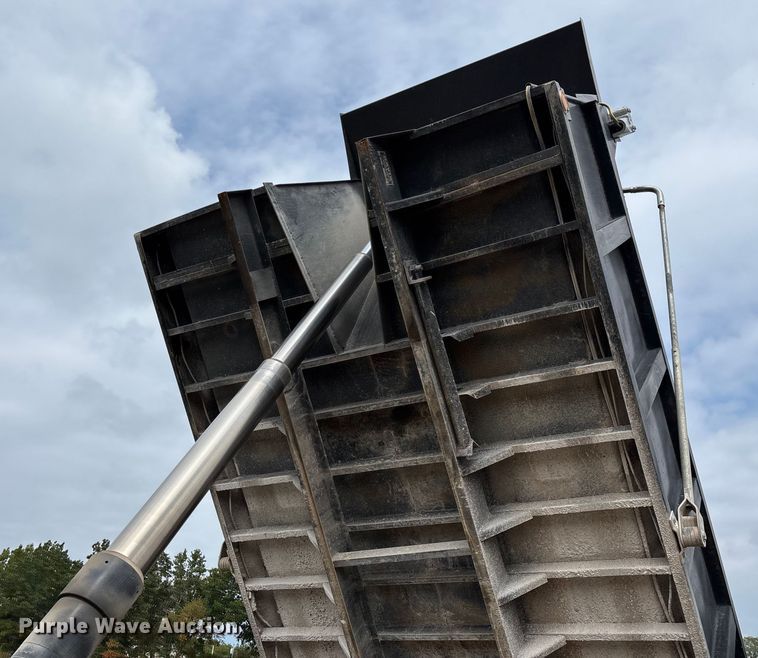 image for item EN5625 2009 International 9200i dump truck