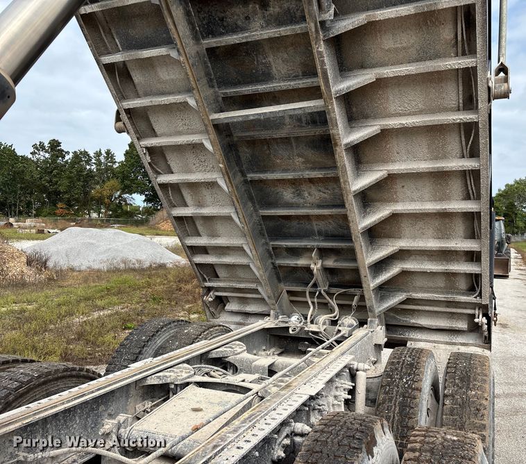 image for item EN5625 2009 International 9200i dump truck