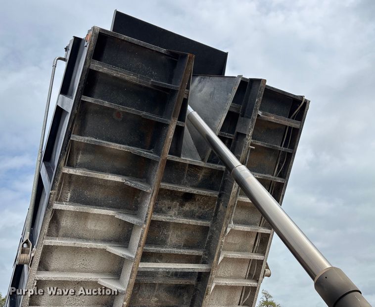 image for item EN5625 2009 International 9200i dump truck