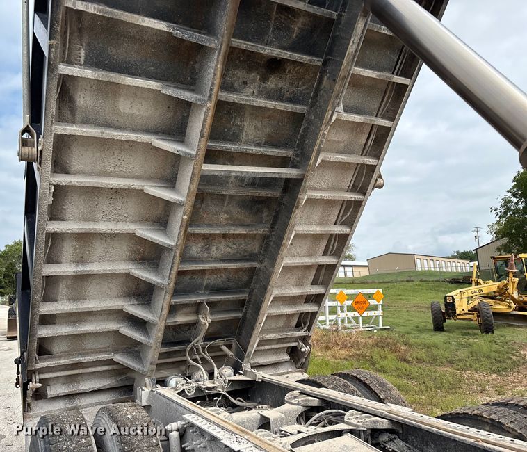 image for item EN5625 2009 International 9200i dump truck