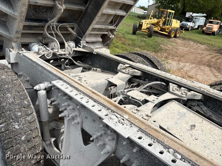 image for item EN5625 2009 International 9200i dump truck