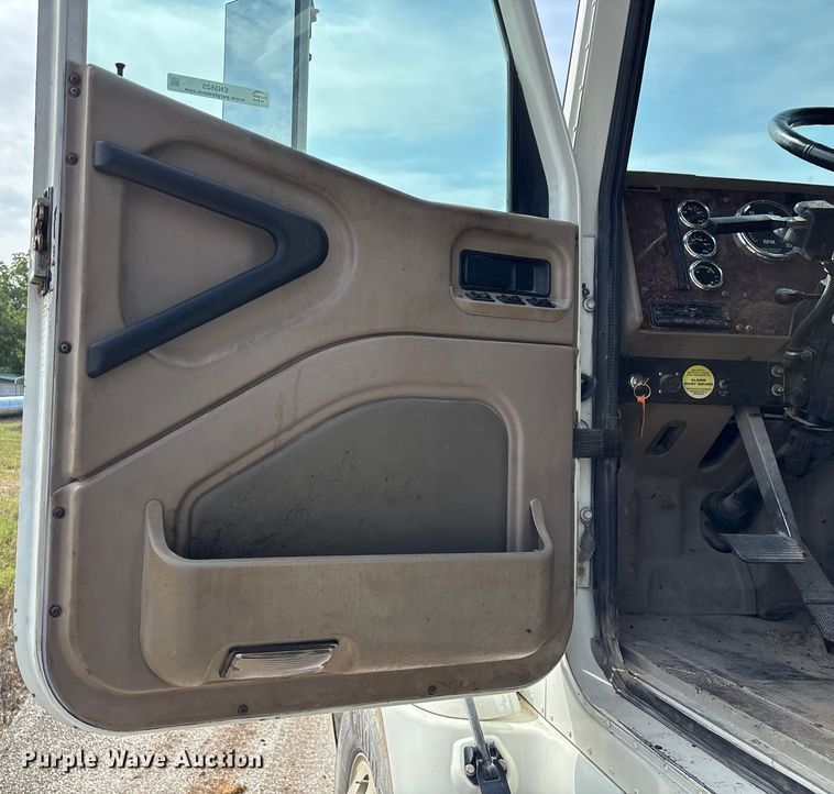 image for item EN5625 2009 International 9200i dump truck