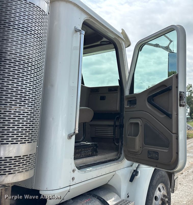 image for item EN5625 2009 International 9200i dump truck