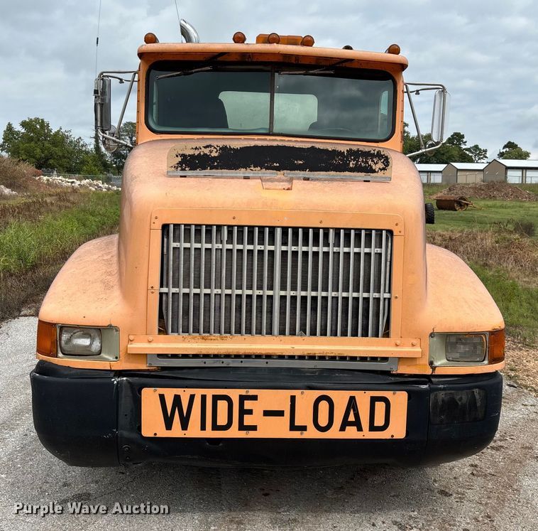 image for item EN5626 1992 International 9400 semi truck