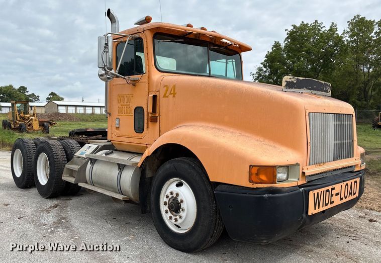 image for item EN5626 1992 International 9400 semi truck