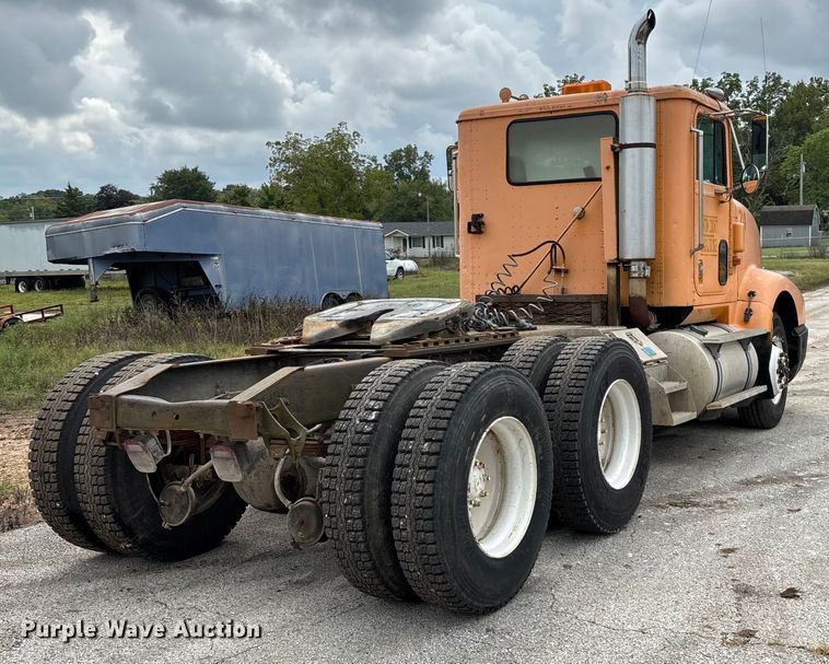 image for item EN5626 1992 International 9400 semi truck