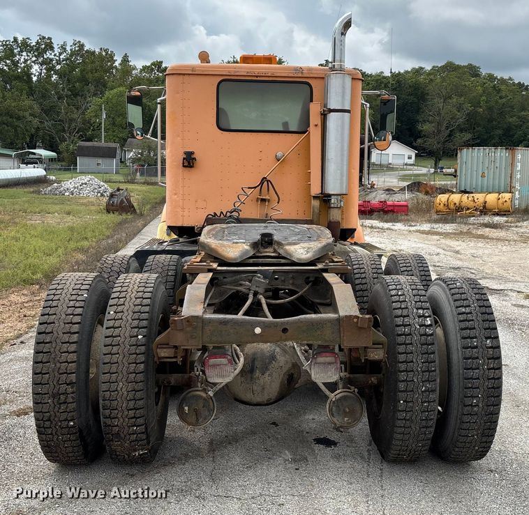 image for item EN5626 1992 International 9400 semi truck