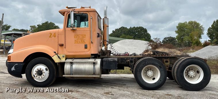 image for item EN5626 1992 International 9400 semi truck