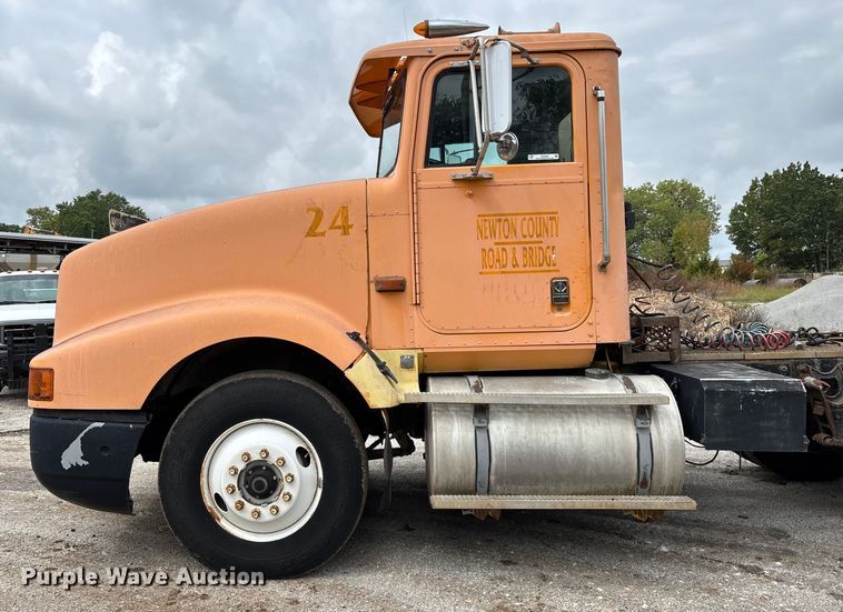 image for item EN5626 1992 International 9400 semi truck