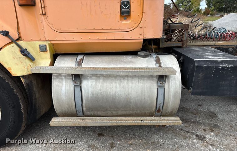 image for item EN5626 1992 International 9400 semi truck