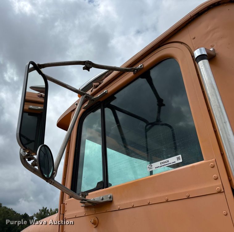 image for item EN5626 1992 International 9400 semi truck