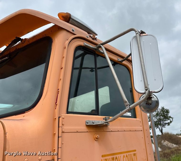 image for item EN5626 1992 International 9400 semi truck