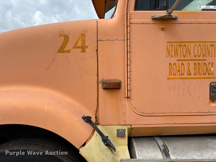 image for item EN5626 1992 International 9400 semi truck