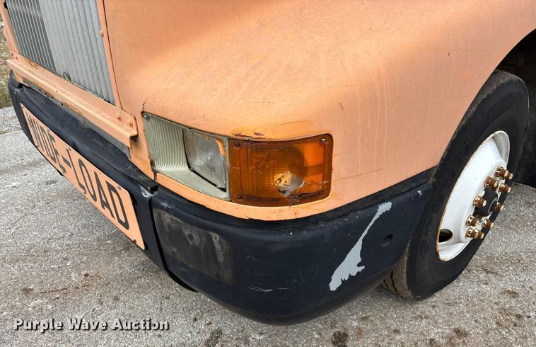 image for item EN5626 1992 International 9400 semi truck