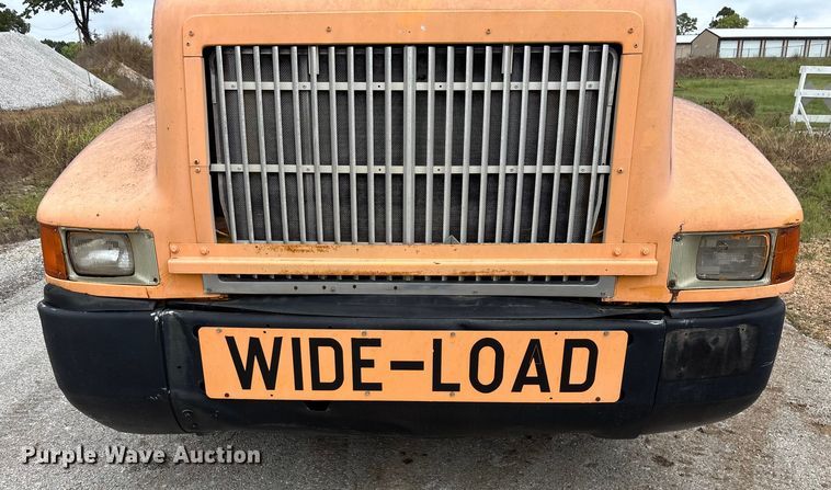 image for item EN5626 1992 International 9400 semi truck