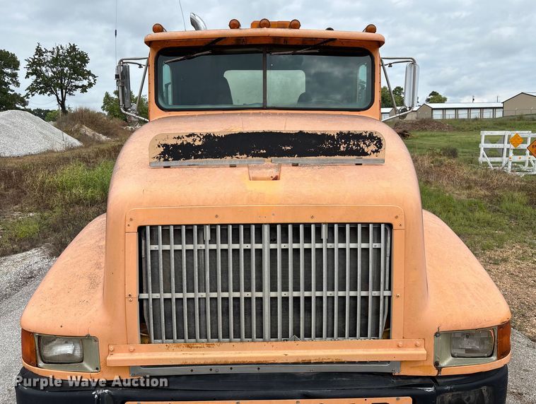 image for item EN5626 1992 International 9400 semi truck