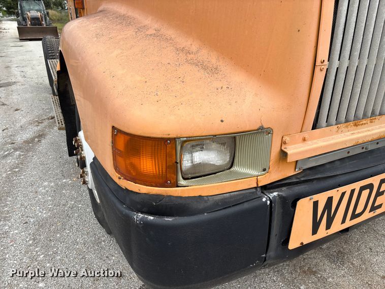 image for item EN5626 1992 International 9400 semi truck