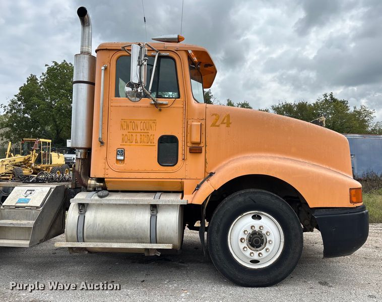 image for item EN5626 1992 International 9400 semi truck