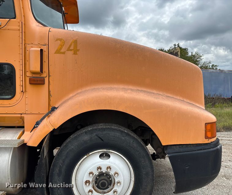 image for item EN5626 1992 International 9400 semi truck