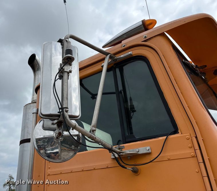 image for item EN5626 1992 International 9400 semi truck