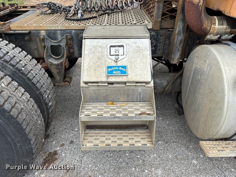 image for item EN5626 1992 International 9400 semi truck