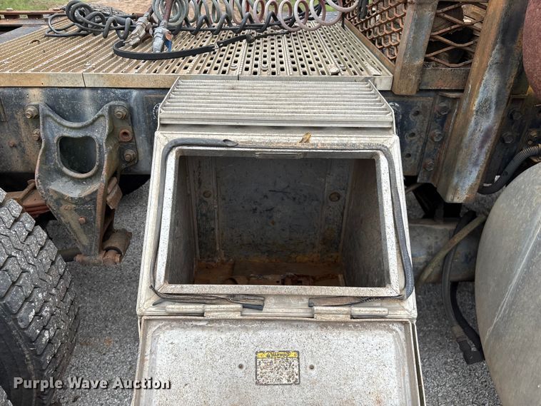 image for item EN5626 1992 International 9400 semi truck