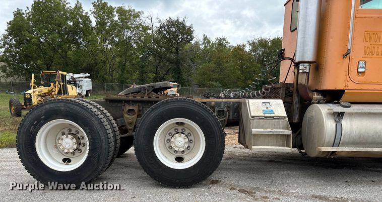 image for item EN5626 1992 International 9400 semi truck