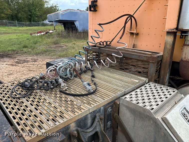 image for item EN5626 1992 International 9400 semi truck