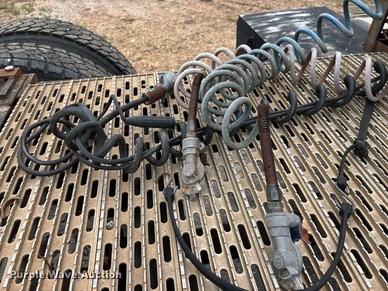 image for item EN5626 1992 International 9400 semi truck