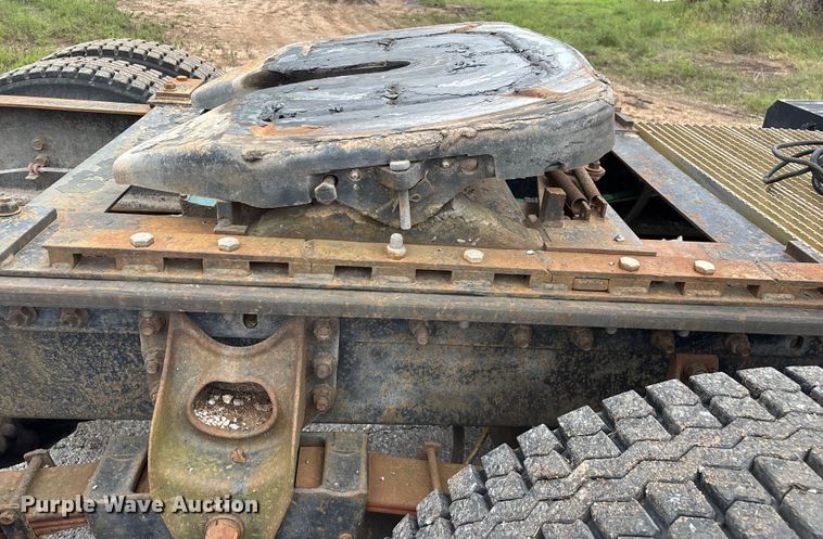 image for item EN5626 1992 International 9400 semi truck