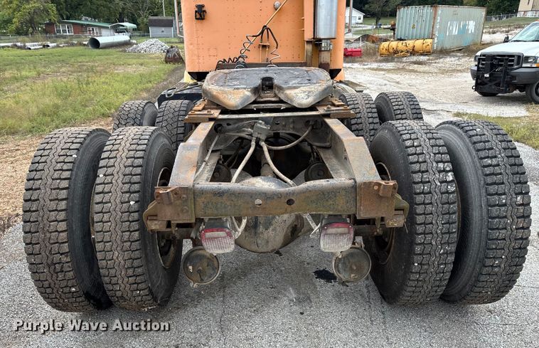 image for item EN5626 1992 International 9400 semi truck