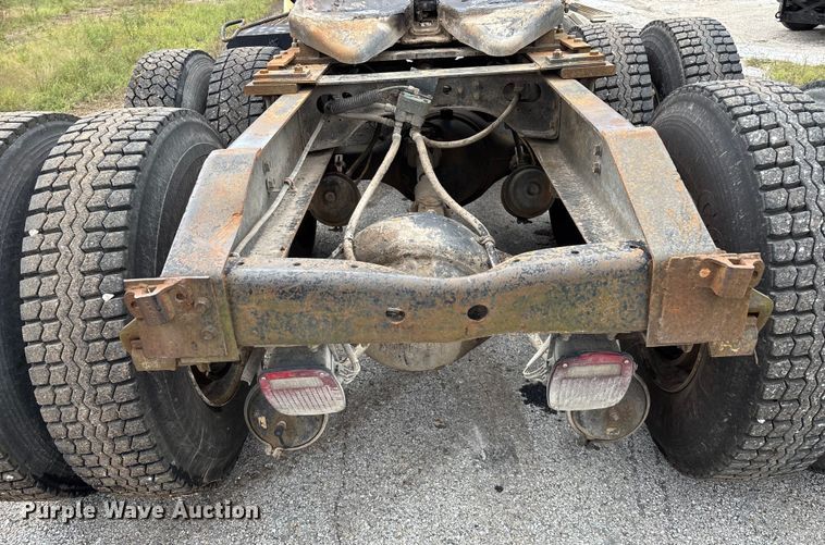 image for item EN5626 1992 International 9400 semi truck