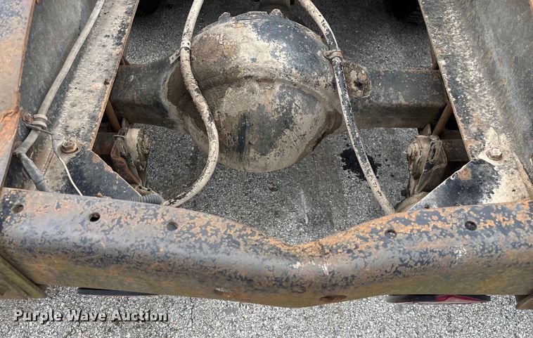 image for item EN5626 1992 International 9400 semi truck