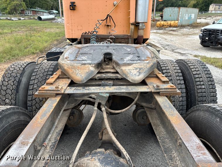 image for item EN5626 1992 International 9400 semi truck