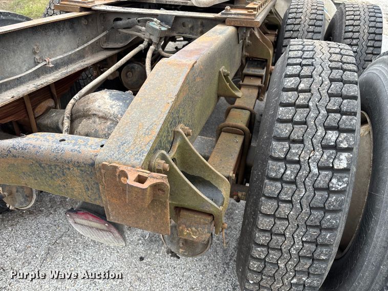 image for item EN5626 1992 International 9400 semi truck