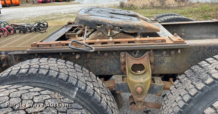 image for item EN5626 1992 International 9400 semi truck