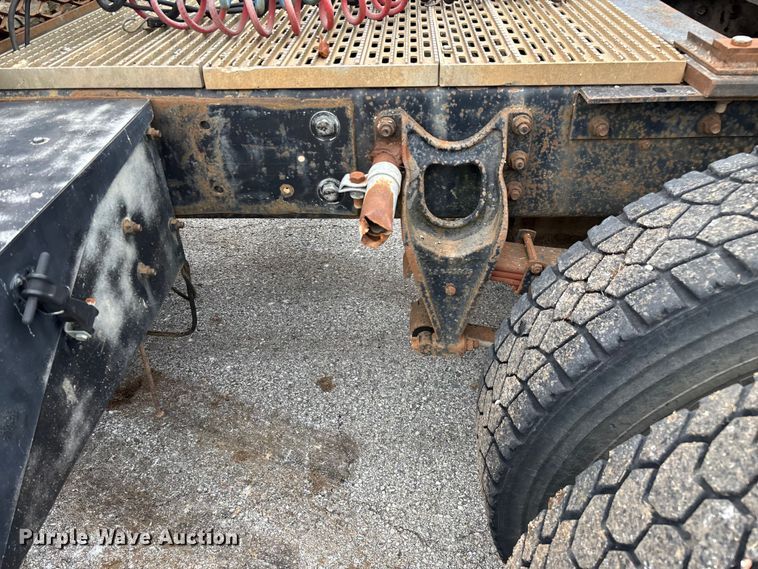 image for item EN5626 1992 International 9400 semi truck