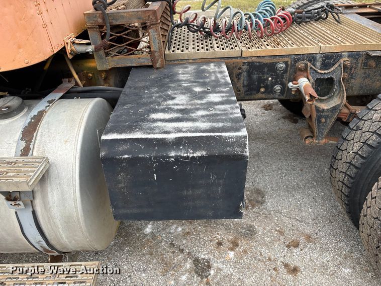 image for item EN5626 1992 International 9400 semi truck